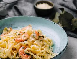 italiano massa fettuccine ou tagliatelle com camarão foto