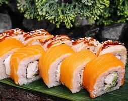 Sushi rolos com salmão e enguia foto