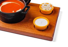 tomate sopa Gaspacho dentro panela e Suluguni queijo foto