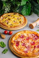 gourmet pizzas com coberturas em elegante mesa configuração foto