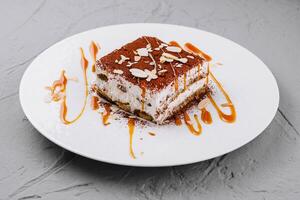 delicioso Tiramisu com caramelo chuvisco foto