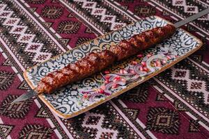 tradicional grelhado Kebab em ornamentado prato foto