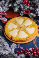 festivo queijo pizza debaixo Natal árvore foto