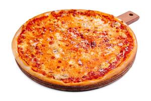 fresco cozido queijo pizza em de madeira borda isolado em branco foto