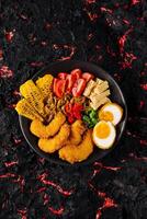 delicioso ásia macarrão tigela com tempura e ovos foto