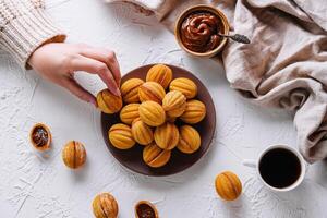 acolhedor café da manhã mesa com madeleines e café foto