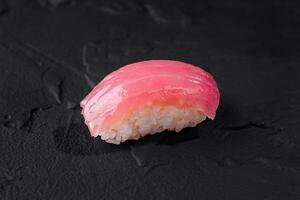 suculento atum nigiri Sushi em Sombrio ardósia foto