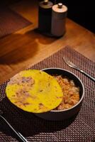 tradicional indiano refeição com roti e molho picante foto