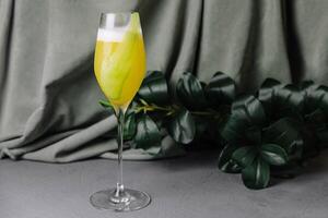elegante champanhe flauta com efervescente amarelo coquetel foto