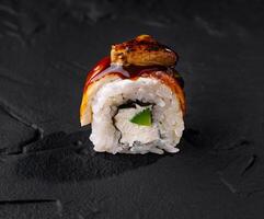 gourmet enguia Sushi lista em ardósia fundo foto