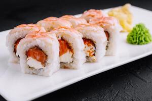 delicioso camarão Sushi lista em branco prato foto