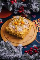festivo napoleão bolo em de madeira prato com Natal decoração foto