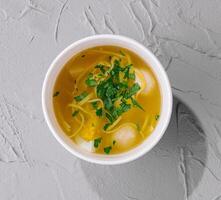 caseiro frango macarrão sopa dentro tigela foto