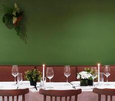 elegante jantar mesa configuração com floral decorações foto