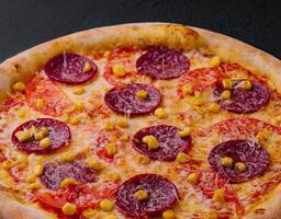 apetitoso calabresa pizza em Preto fundo foto