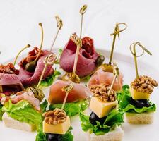 gourmet canapés prato em branco fundo foto