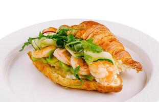 gourmet camarão e abacate croissant sanduíche foto