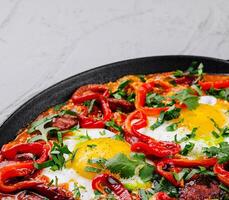 forte Shakshuka frigideira com fresco ervas foto