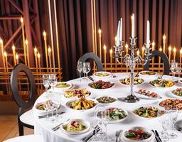 elegante jantar mesa configuração com luz de velas foto