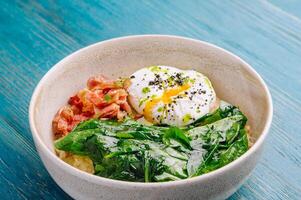 salgado café da manhã tigela com ovo e verduras foto