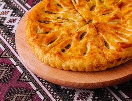 tradicional georgiano khachapuri pão em étnico toalha de mesa foto