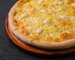 fresco cozido queijo pizza em de madeira borda foto