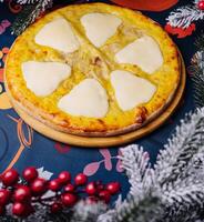 festivo queijo pizza debaixo Natal árvore foto