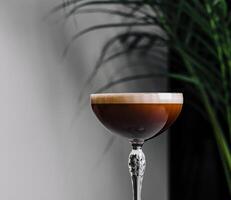 elegante espresso martini coquetel em branco mesa foto