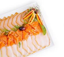 fresco fatiado defumado salmão e branco peixe prato foto