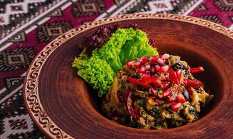 tradicional Oriental salada servido dentro argila tigela foto