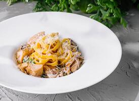 cremoso fettuccine Alfredo massa em branco prato foto