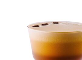 espresso martini coquetel isolado em branco foto