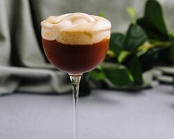 elegante espresso martini coquetel em mesa foto