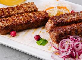 grelhado kebabs prato com molhos e salada foto