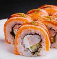delicioso salmão Sushi lista em branco prato foto