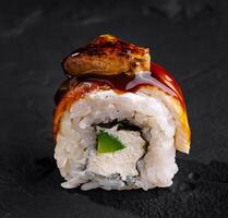 gourmet enguia Sushi lista em ardósia fundo foto
