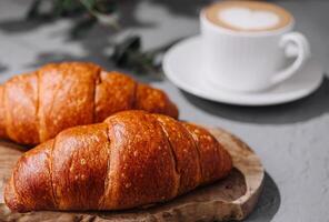 fresco croissants e café em mesa foto