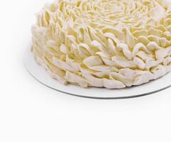 elegante branco roseta bolo isolado em branco foto