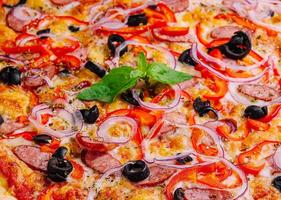 delicioso italiano calabresa pizza com fresco coberturas foto