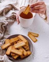 acolhedor chá Tempo com biscoitos foto