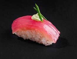 gourmet atum nigiri Sushi com wasabi em Preto fundo foto