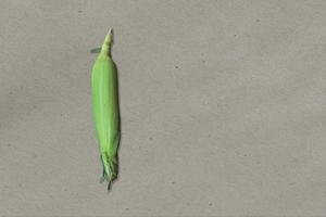 close-up ver milho fresco. isolado no fundo branco. adequado para o seu projeto de design de alimentos. foto