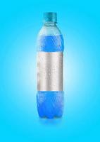 uma garrafa de refrigerante de plástico de formato irregular em um fundo de estúdio colorido isolado - 3D render foto