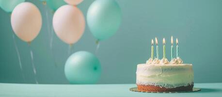 aniversário bolo com velas e balões foto