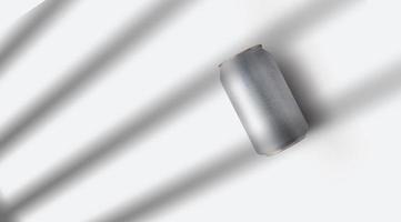 close-up de um molde de lata de alumínio branco em fundo cinza. conceito de produto de bebidas. foto