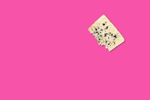 pedaço de queijo em criativo conceitual de vista superior composição plana leiga com espaço de cópia isolado em um fundo rosa em estilo minimalista