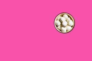 pedaço de queijo em criativo conceitual de vista superior composição plana leiga com espaço de cópia isolado em um fundo rosa em estilo minimalista