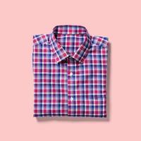 recarregar vista camisa dobrada isolada no fundo rosa. adequado para o seu projeto de design. foto