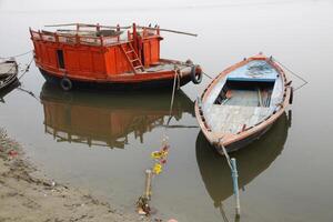 barco para passeios turísticos em a ganga rio, Varanasi, Índia foto