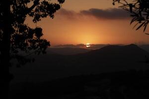 nascer do sol dentro a montanhas do Periana, Espanha foto